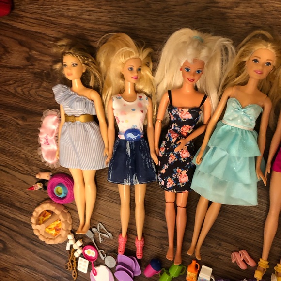 HUGE Barbie lot with 7 dolls, clothes, accessories - Picture 11 of 12